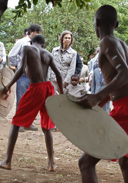 La Reina observa las danzas de unos jóvenes de la Casa do Gaiato, uno de los proyectos más veteranos de la cooperación española en Mozambique.