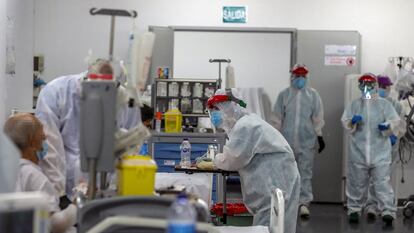 Personal sanitario durante su jornada de trabajo en una planta del Hospital Puerta de Hierro, este año.