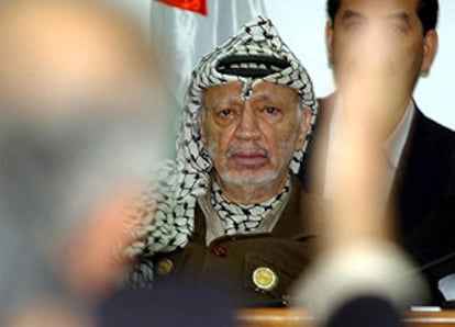 Arafat, durante la presentain de su nuevo Gabinete.