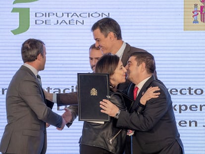 El presidente del Gobierno, Pedro Sánchez, el alcalde de Jaén, Julio Millán, la ministra de Defensa, Margarita Robles, y el presidente de la diputación de Jaén, Francisco Reyes, durante la firma del acuerdo tras el anuncio de la inversión de CETEDEX que se ubicará en Jaén.