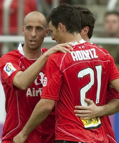 Valero felicita a Aduriz por su gol.