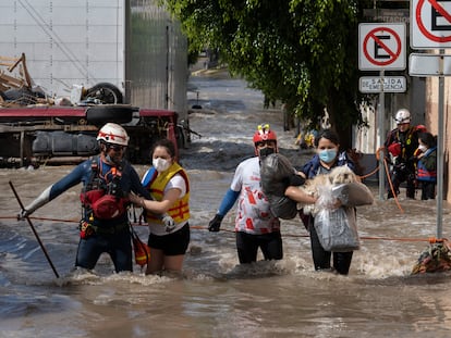 Areli Hernández y sus hijas, Loany y Danna, son rescatadas de su casa en el centro de Tula por la Cruz Roja este miércoles, tras más de 40 horas aisladas por las inundaciones