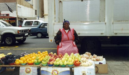 Numerosos vendedores de comida callejera en África se alojan cargados de alimentos en mercados vacíos, mientras en grandes ciudades de países como Sudáfrica, el más afectado del continente por la covid-19, muchos de ellos ven eclipsada su actividad por las grandes superficies. El  hecho de que muchos sean inmigrantes, también les convierte en víctimas de racismo por las autoridades. En la fotografía, una vendedora de frutas en Ciudad del Cabo.