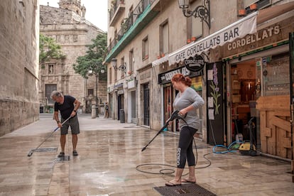 Los propietarios de una cafetería de Valencia desinfectan la terraza en los días previos a la reapertura de la hostelería en mayo de 2020.