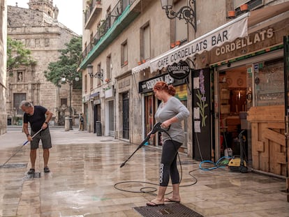 Los propietarios de una cafetería de Valencia desinfectan la terraza en los días previos a la reapertura de la hostelería en mayo de 2020.