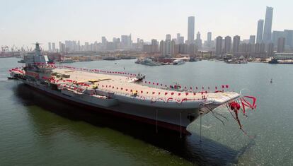 El segundo portaaviones lanzado por China, el primero de fabricación nacional, en su botadura este miércoles.