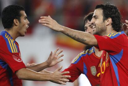 Cesc celebra con Pedro y Silva el segundo gol de España a Chile.