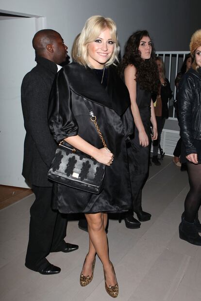 Una sorprendentemente sencilla Pixie Lott fue a ver el desfile de PPQ.