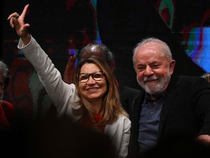 El presidente de Brasil y su esposa, Janja, que hace la L de Lula, celebran el 3 de octubre de 2022 en São Paulo la tercera victoria electoral del antiguo obrero y veterano político.
