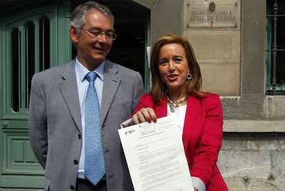 Cristina Ruiz, edil del PP en el Ayuntamiento de Bilbao, y Antón Damborenea, presidente del PP de Vizcaya, con el documento de condena a ETA.