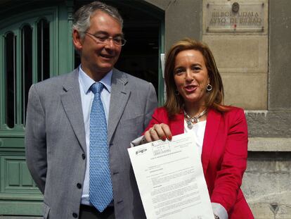 Cristina Ruiz, edil del PP en el Ayuntamiento de Bilbao, y Antón Damborenea, presidente del PP de Vizcaya, con el documento de condena a ETA.