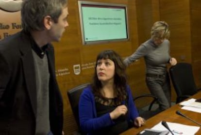 La portavoz de Gipuzkoa, Larraitz Ugarte (centro), minutos antes de presentar las decisiones adoptadas en el Consejo de Diputados.