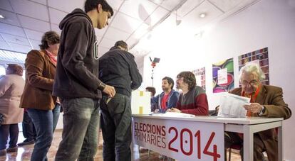 Militantes y simpatizantes socialistas votan en la sede del PSPV-PSOE en Valencia.