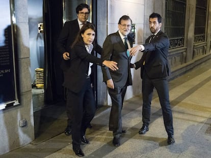 Mariano Rajoy sale del restaurante en el que estuvo mientras se celebraba la moción de censura.