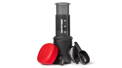 Con un sistema de prensa francesa, la cafetera portátil AeroPress Go te servirá para hacerte un delicioso café en solo dos minutos.