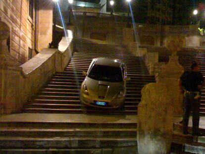 Un coche en la escalinata de la plaza de España en Roma