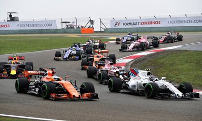 Lance Stroll de la escudería McLaren en la tercera vuelta del circuito.