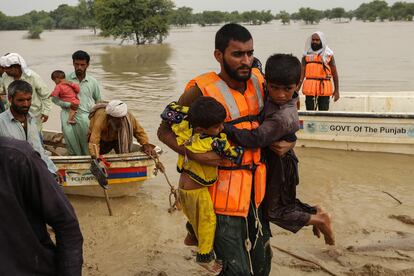 Las lluvias torrenciales siguen amenazando a Pakistán. Por el momento, el monzón que asola el país ha dejado más de mil muertos. El Gobierno, que ha pedido ayuda internacional para paliar los daños, teme que un tercio del país pueda quedar anegado por el agua. “Es una crisis de proporciones inimaginables” ha dicho la ministra de Cambio Climático, Sherry Rehman, en una entrevista con AFP. En la imagen, los equipos de rescate ayudan a evacuar el sábado a residentes afectados en la provincia de Punjab.