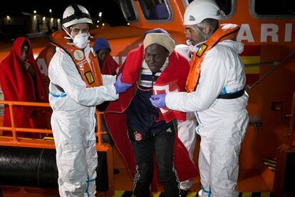Llegada al puerto de Motril, Granada, de 35 inmigrantes subsaharianos rescatados por Salvamento Marítimo la semana pasada.
