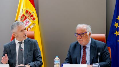 El ministro del Interior, Fernando Grande-Marlaska, y el director general de Tráfico, Pere Navarro, en la presentación este viernes de las nuevas medidas para frenar la siniestralidad en las carreteras.