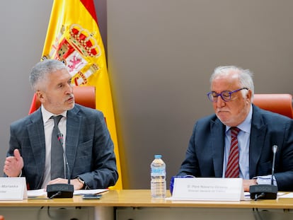 El ministro del Interior, Fernando Grande-Marlaska, y el director general de Tráfico, Pere Navarro, en la presentación este viernes de las nuevas medidas para frenar la siniestralidad en las carreteras.