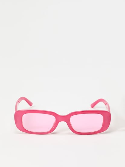 Las gafas de sol rectangulares son la tendencia reina del verano, elige estas en color rosa de Lefties para el toque definitivo a tus looks de verano.

4,99€