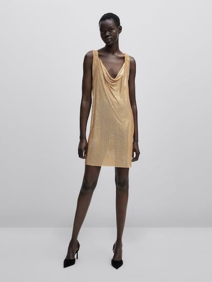 Massimo Dutti se inspira en los dulces años 90 en este vestido dorado en versión mini confeccionado en un tejido semitransparente. Un aliado para tus noches más sofisticadas que, además, potenciará tu bronceado.