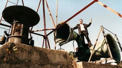 Llorenç Barber en una actuación sonora al aire libre.