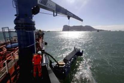 El "Monte Anaga", que en su día a día es una "gasolinera flotante" más y que opera en el Estrecho de Gibraltar, puede cambiar su papel y convertirse, en caso de necesidad, en un buque antivertidos, preparado con modernos sistemas para limpiar el mar.