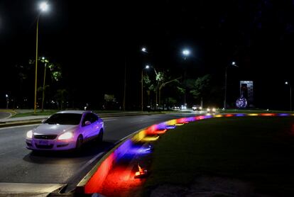 Un automóvil avanza después de un corte de energía en todo el país, en Valencia, Venezuela.