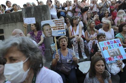 Cientos de personas se concentran hoy, lunes 18 de enero de 2016, en una céntrica plaza de Buenos Aires para conmemorar el primer aniversario de la muerte del fiscal argentino Alberto Nisman.