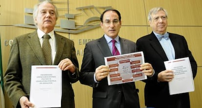 Javier Gonz&aacute;lez de Lara (centro), en la presentaci&oacute;n del documento