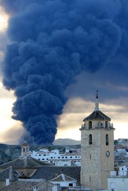 Ecologistas en Acción tachan de 'auténtica catástrofe ambiental' el incendio. Albox amenazada por la nube de humo del incendio de Geocycle