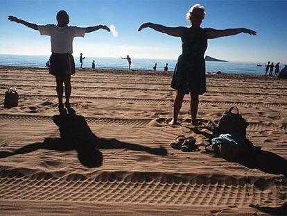 Gimnasia al aire libre en la playa de Benidorm.