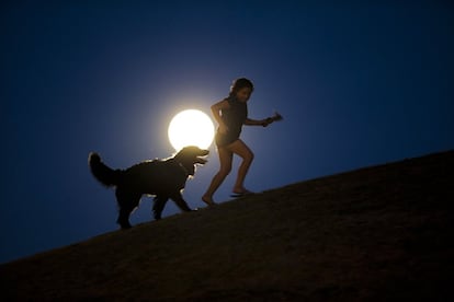 Juegos a la luz de la superluna en Madrid, España.