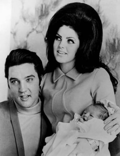 Elvis Presley y Priscilla con su hija Lisa Marie recién nacida