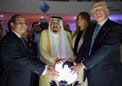 Donald Trump, junto  al rey  Salm&aacute;n y el presidente egipcio, A Sisi.
