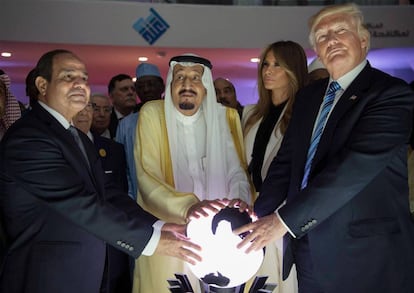 Donald Trump, junto al rey Salmán y el presidente egipcio, A Sisi.