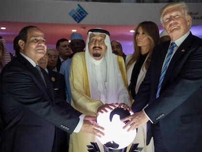 Donald Trump, junto  al rey  Salm&aacute;n y el presidente egipcio, A Sisi.