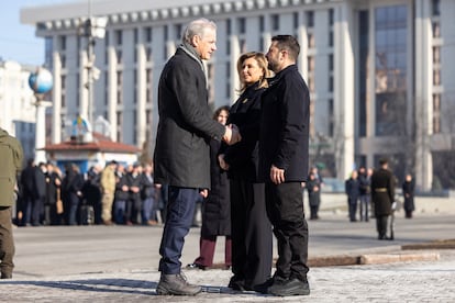 KYIV (Ukraine), 24/02/2025.- A handout photo made available by the Ukrainian Presidential Office shows Ukraine's President Volodymyr Zelensky (R) and First Lady Olena Zelenska greeting Norwegian Prime Minister Jonas Gahr Store during a ceremony in Kyiv, Ukraine, 24 February 2025. Ukraine marks the third anniversary since Russia began its full-scale invasion of the country in 2022. (Rusia, Ucrania, Kiev) EFE/EPA/Ukrainian Presidential Office HANDOUT HANDOUT EDITORIAL USE ONLY/NO SALESHANDOUT EDITORIAL USE ONLY/NO SALES
