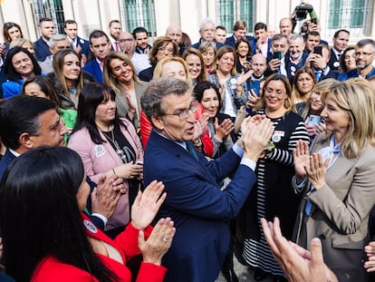 El presidente del Partido Popular, Alberto Núñez Feijóo, durante un encuentro con concejales, en la plaza de la Marina de Madrid, este miércoles.