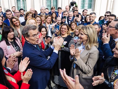 Feijóo, rodeado de concejales del PP, este miércoles junto al Senado.