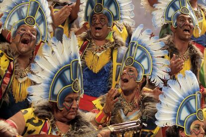 El coro Los Sudamericanos, durante su actuación en el Concurso Oficial de Agrupaciones de Carnaval 2015 que se celebra en Cádiz (España).