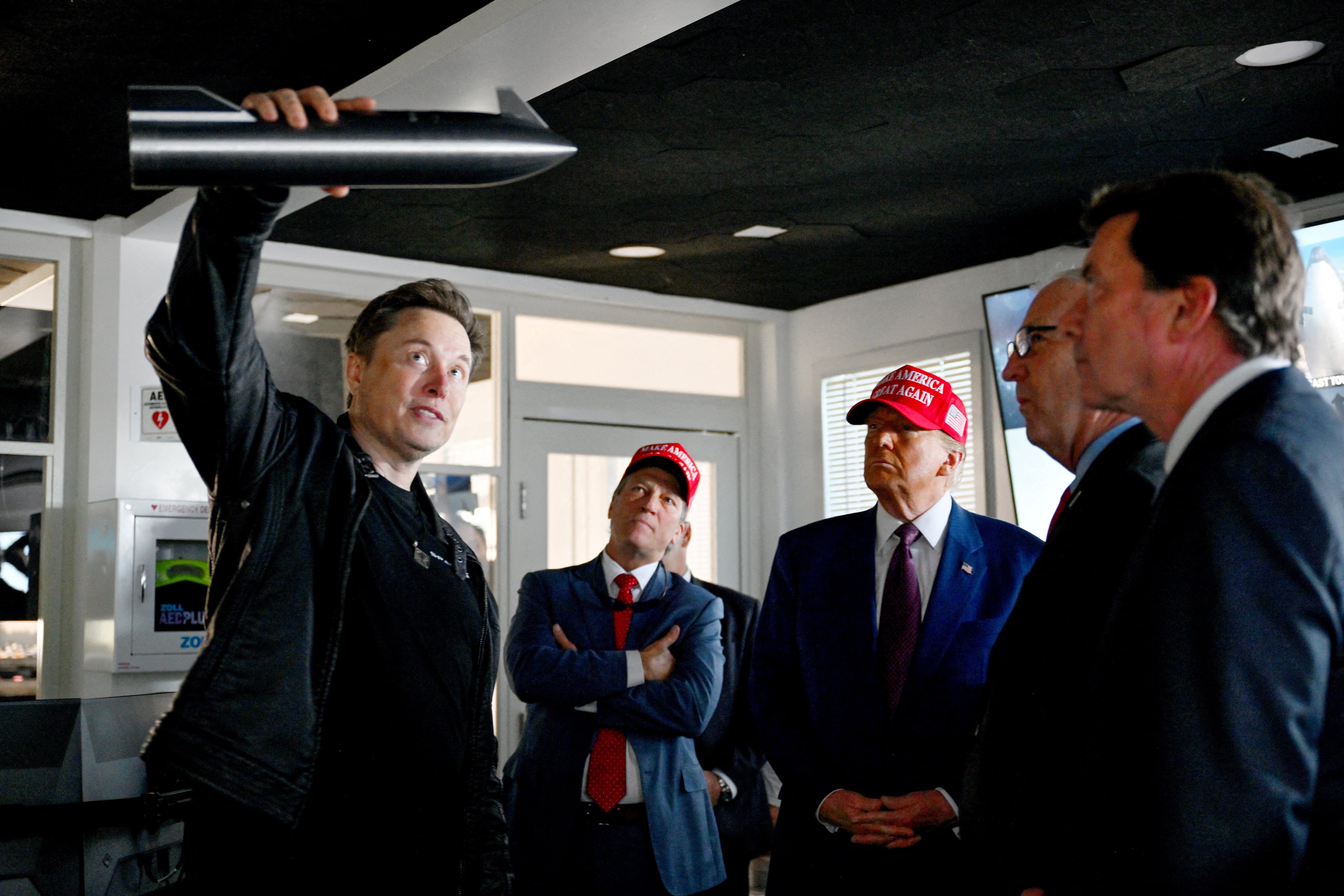 Elon Musk, el 19 de noviembre de 2024 en la sala de control de SpaceX en Brownsville (Texas, EE UU), con Donald Trump entre los invitados al vuelo de prueba 6 de Starship.