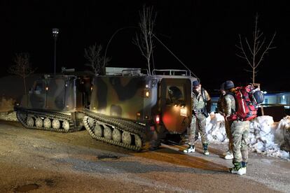 Los equipos de rescate militares se preparan para unirse a la operación de rescate en el municipio de Penne.