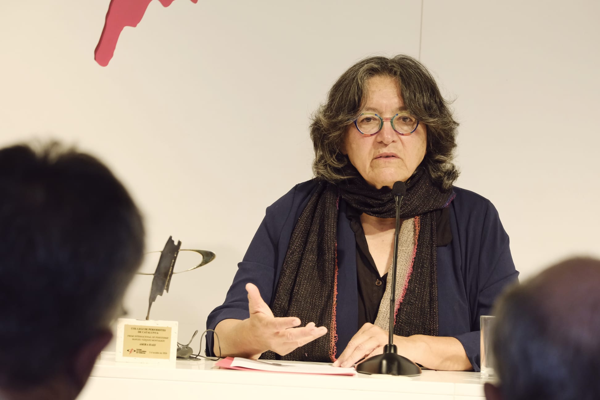 Amira Hass, premio Vázquez Montalbán, reivindica el “periodismo de baja tecnología” que escucha a la gente