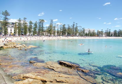 Playa de Manly (Sídney, Australia). Está en el centro de todo, literalmente. Ubicado junto al distrito financiero de la ciudad australiana, este arenal está rodeado de tiendas, cafeterías, bares... En este lugar darse un chapuzón, hacer surf o caminar por el paseo marítimo no está reñido con irse de compras después.