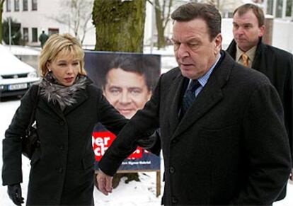 Gerhard Schröder y su esposa, Doris, se dirigen ayer a un colegio electoral en Hannover.
