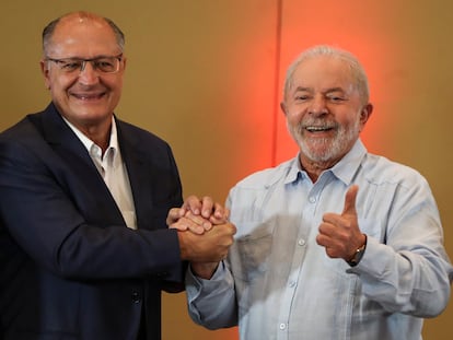 El expresidente Lula este viernes en São Paulo al presentar a Geraldo Alckmin, antiguo gobernador de derechas, como su candidato a vicepresidente.