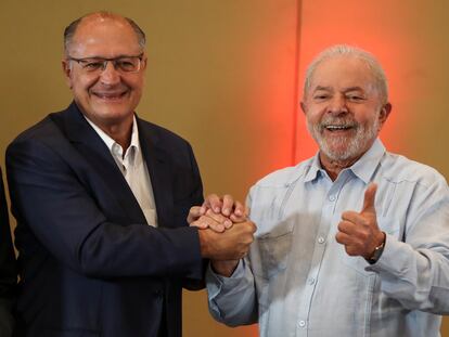 El expresidente de Brasil, Lula da Silva, posa junto al exgobernador de São Paulo, Geraldo Alckmin, el pasado 8 de abril.